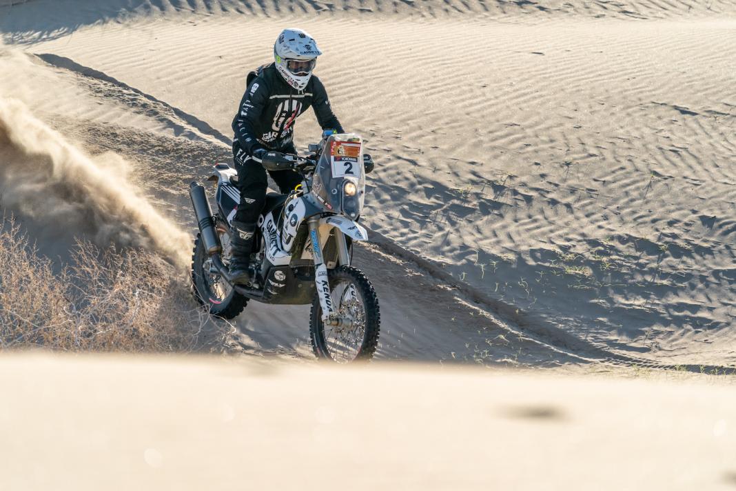 Раллийные багги дакар. Тойота хайлюкс дрифт. Dakar пустыня мотоцикл. Морской песок текстура. Камаз дакар в пыли.